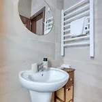 Apartment Stylish & Modern 1-bedroom Floor Unit In By Sf Homes
