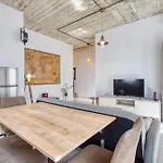 Stylish & Modern 1-bedroom Floor Unit In By Sf Homes *