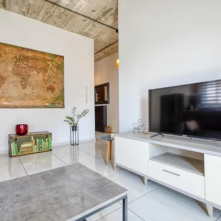 Apartment Stylish & Modern 1-bedroom Floor Unit In By Sf Homes *