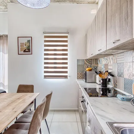 Stylish & Modern 1-bedroom Floor Unit In By Sf Homes グジラ