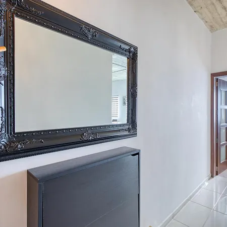 Stylish & Modern 1-bedroom Floor Unit In By Sf Homes Apartament